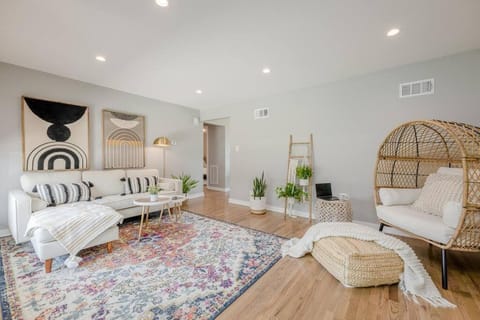 Modern Boho house in Lombard 7 min to Metra House in Oakbrook Terrace