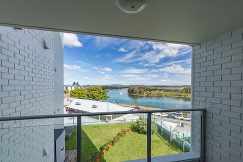 View (from property/room), Balcony/Terrace, Lake view, River view
