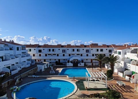 Property building, Day, Pool view, Swimming pool, Swimming pool, sunbed