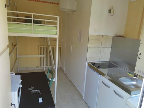 Kitchen or kitchenette, bunk bed, minibar, stove