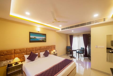 Bed, Photo of the whole room, Bedroom, fireplace, air conditioner