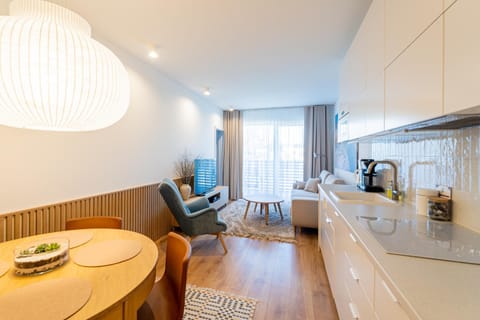 Coffee/tea facilities, Kitchen or kitchenette, Living room, Photo of the whole room, Seating area, Dining area, minibar