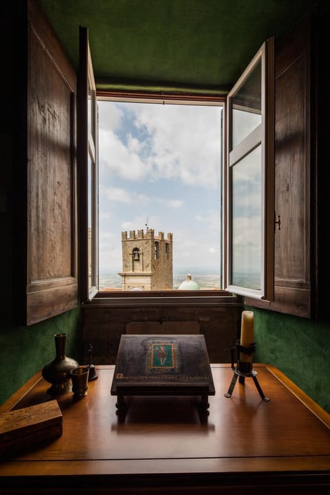 Bedroom, City view