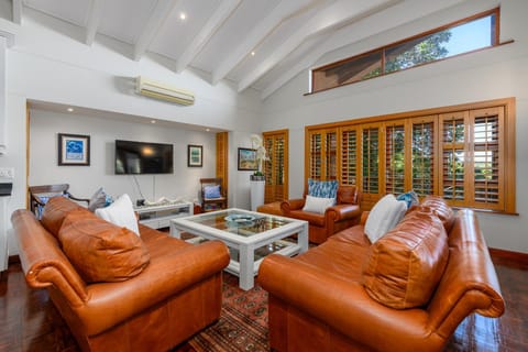 TV and multimedia, Living room, Seating area, internet, air conditioner