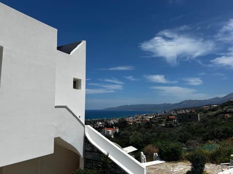 3 Bedroom House - Sleeps 15 - Pool Garden Wifi House in Piskopiano