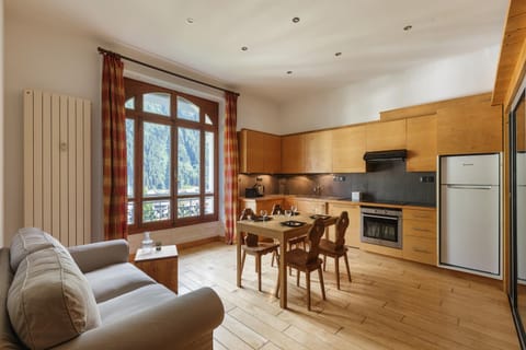 Kitchen or kitchenette, Living room, Dining area