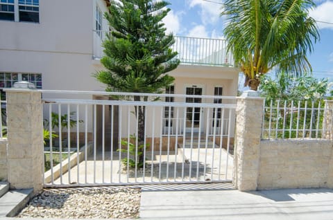 Facade/entrance, Balcony/Terrace