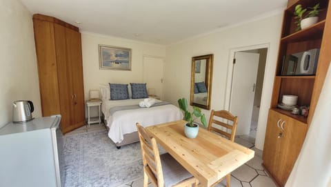 Bed, Coffee/tea facilities, Photo of the whole room, Seating area, Bedroom