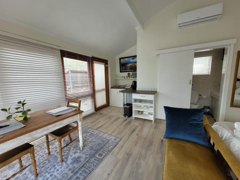 Kitchen or kitchenette, Dining area, air conditioner