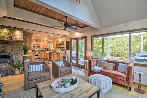 100-Year-Old Farmhouse with Hot Tub on 5 Acres! House in Puget Sound