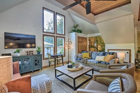 100-Year-Old Farmhouse with Hot Tub on 5 Acres! House in Puget Sound