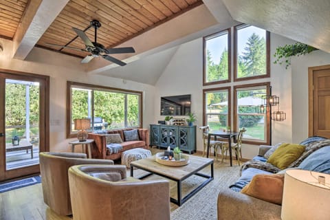 100-Year-Old Farmhouse with Hot Tub on 5 Acres! House in Puget Sound