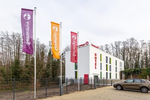 Property building, Facade/entrance, Parking