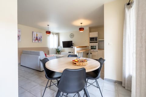Kitchen or kitchenette, Food and drinks, Seating area, stove