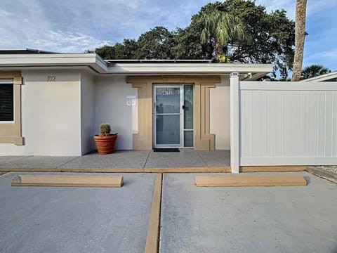 Steps From the beach, renovated 1bd 1 bth House in Indian Rocks Beach