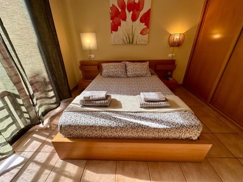 Bedroom, towels