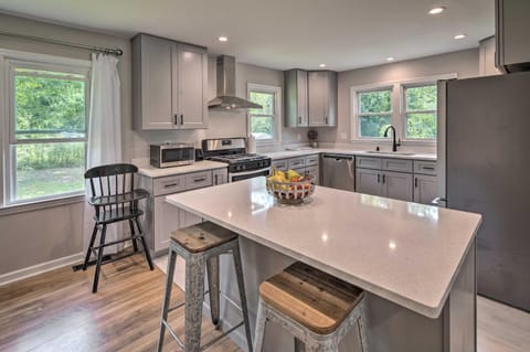 Cozy Arden Cottage, 2 Mi to Lake Julian Park! House in Asheville