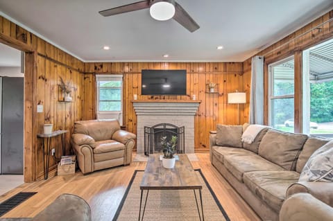 Cozy Arden Cottage, 2 Mi to Lake Julian Park! House in Asheville