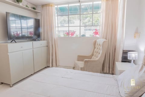 Bed, TV and multimedia, Photo of the whole room, Bedroom, hair dresser