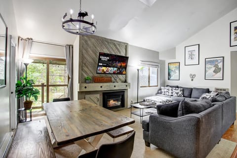Communal lounge/ TV room, Library, TV and multimedia, Kitchen or kitchenette, Living room, Seating area, Evening entertainment, flat iron