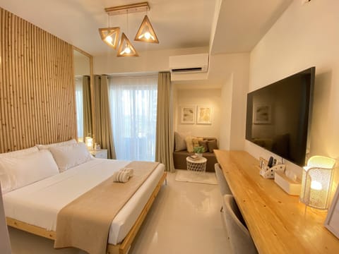 Bed, TV and multimedia, Living room, Photo of the whole room, Seating area, Evening entertainment, Bedroom, air conditioner