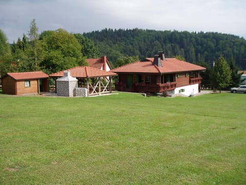 Property building, Spring, Day, Neighbourhood, Natural landscape, BBQ facilities, Mountain view