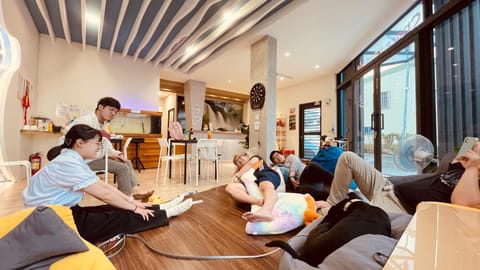 Living room, Banquet/Function facilities, Seating area, group of guests