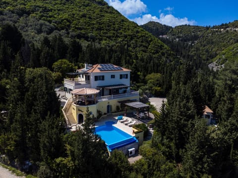 Property building, Day, Natural landscape, Mountain view, Swimming pool, sunbed