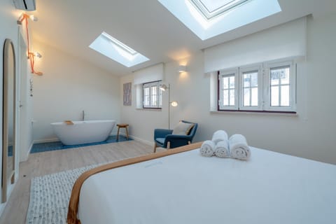 Bed, Photo of the whole room, Bedroom, Bath