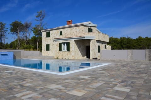 Property building, Day, Swimming pool