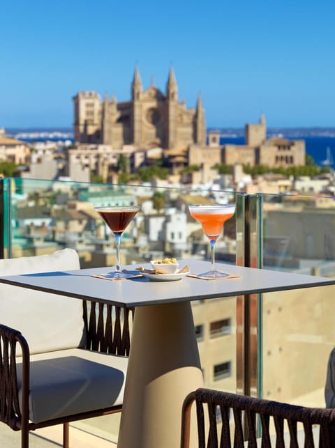 Restaurant/places to eat, View (from property/room), Balcony/Terrace, Food and drinks, City view
