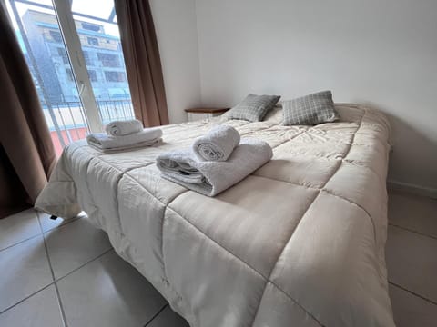Bed, Photo of the whole room, Bedroom, locker, towels