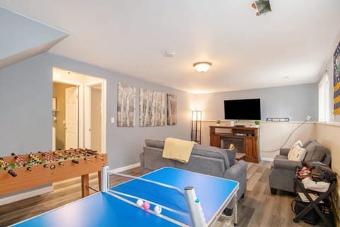 Notre Dame Get Away 4-Bdm 2-mile from Campus BBQ House in Mishawaka