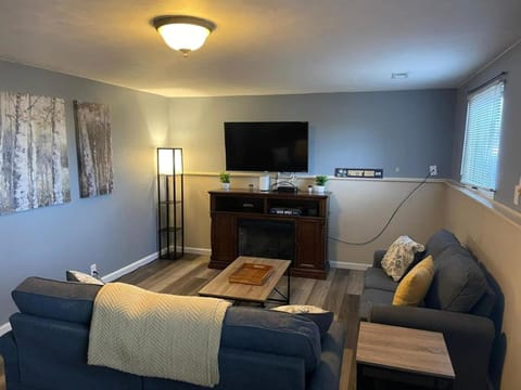 Notre Dame Get Away 4-Bdm 2-mile from Campus BBQ House in Mishawaka