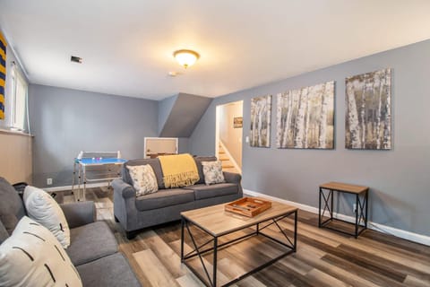 Notre Dame Get Away 4-Bdm 2-mile from Campus BBQ House in Mishawaka