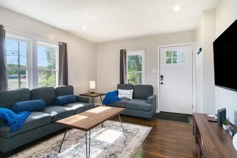 Gorgeous Notre Dame Get Away Comfy Beds WiFi Coffee Games House in Indiana