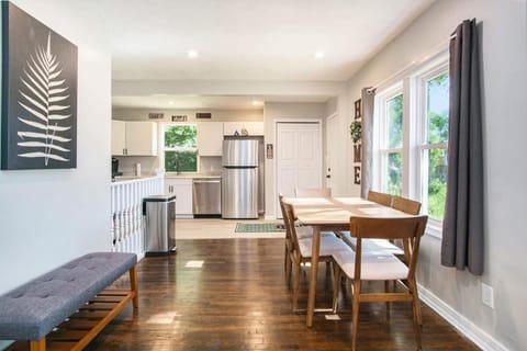 Gorgeous Notre Dame Get Away Comfy Beds WiFi Coffee Games House in Indiana