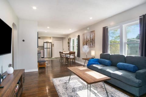 Gorgeous Notre Dame Get Away Comfy Beds WiFi Coffee Games House in Indiana