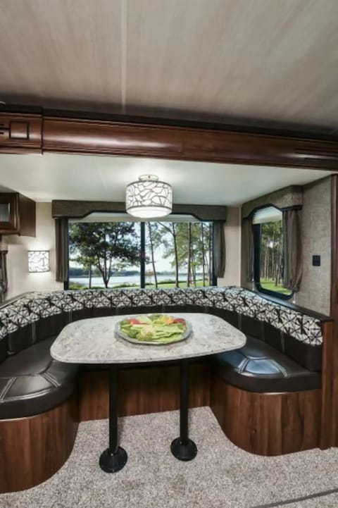 Food and drinks, Seating area, Dining area