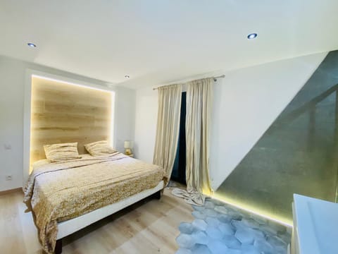 Duplex 120m2 terrasse vue sur Nîmes Apartment in Nimes