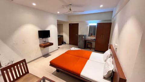 Communal lounge/ TV room, Bed, TV and multimedia, Photo of the whole room, Bedroom, hair dresser, wardrobe