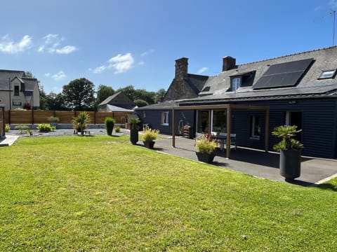 Property building, Patio, Garden, Balcony/Terrace, Garden view