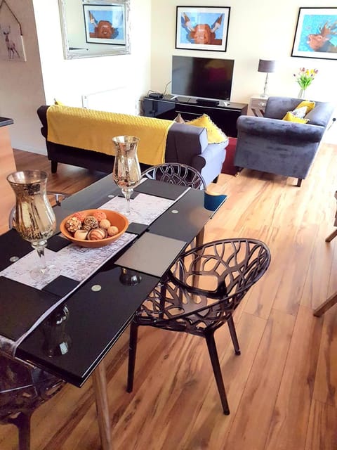 TV and multimedia, Living room, Seating area, Dining area