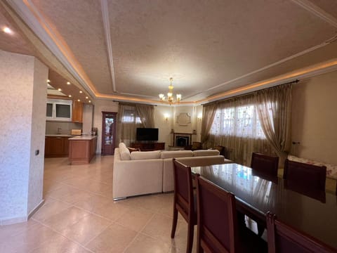 TV and multimedia, Living room, Seating area, Dining area