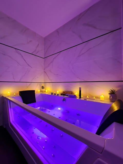 Hot Tub, Massage, Spa and wellness centre/facilities, Bath