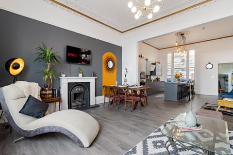 Beach access, Modern & Spacious 2 bed Apartment By The Sea, free parking, wifi, netflix Apartment in Teignmouth