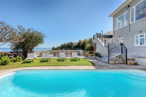 Property building, Pool view, Sea view, Swimming pool, sunbed