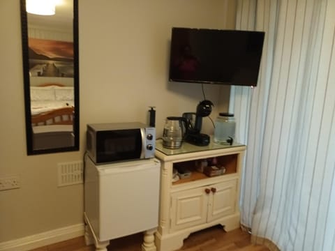 TV and multimedia, Coffee/tea facilities, minibar