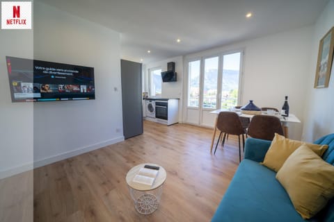 Communal lounge/ TV room, TV and multimedia, Living room, Dining area