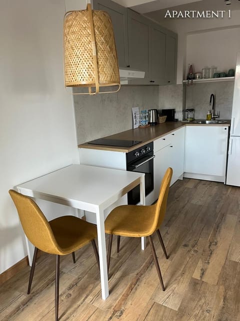 Kitchen or kitchenette, Dining area, minibar, oven, stove